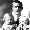 Толстовец Александр Зирнис с Лондоне с детьми. Слева — Мелита, будущий резидент советской разведки.